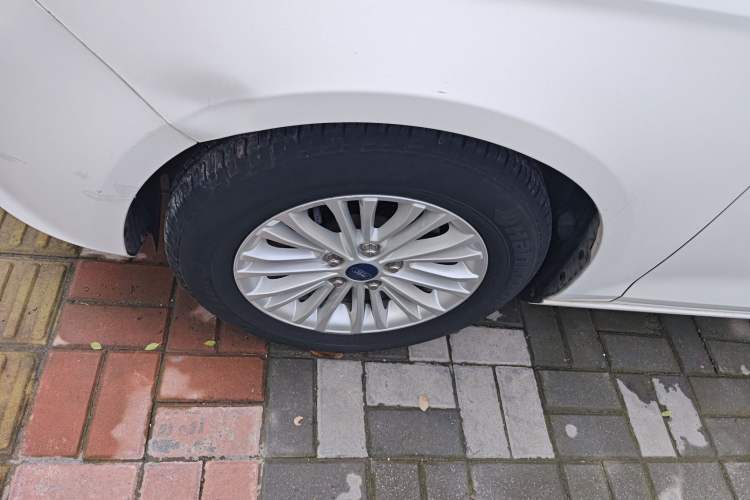 Used Ford Escort 2015 1.5L Automatic Comfort Edition Left Front Wheel Hub