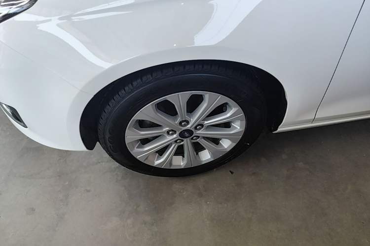 Used Ford Escort 2015 1.5L Manual Fashion Edition Left Front Wheel Hub