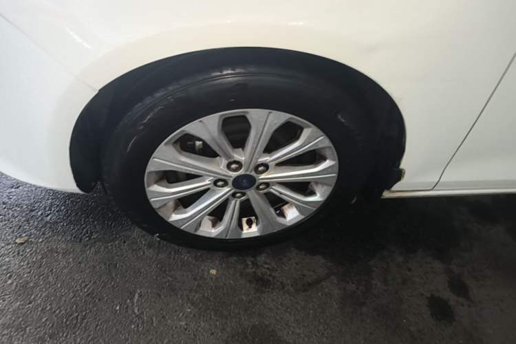 Used Ford Escort 2015 1.5L Automatic Fashion Model Left Front Wheel Hub