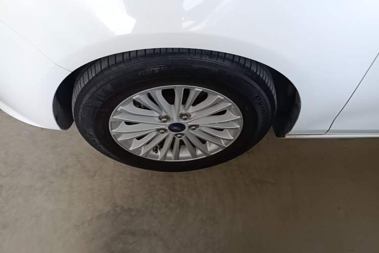Used Ford Escort 2015 1.5L Automatic Comfort Edition Left Front Wheel Hub