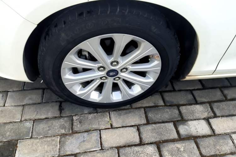 Used Ford Escort 2015 1.5L Automatic Fashion Model Left Front Wheel Hub