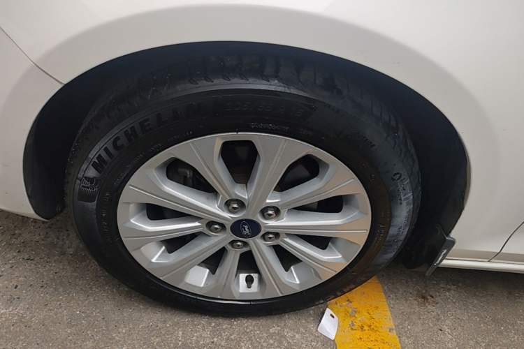 Used Ford Escort 2015 1.5L Automatic Fashion Model Left Front Wheel Hub