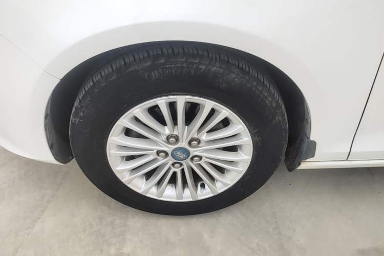 Used Ford Escort 2015 1.5L Manual Comfort Model Left Front Wheel Hub