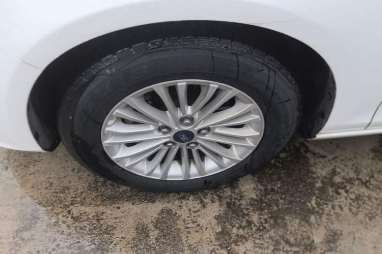 Used Ford Escort 2015 1.5L Manual Comfort Model Left Front Wheel Hub