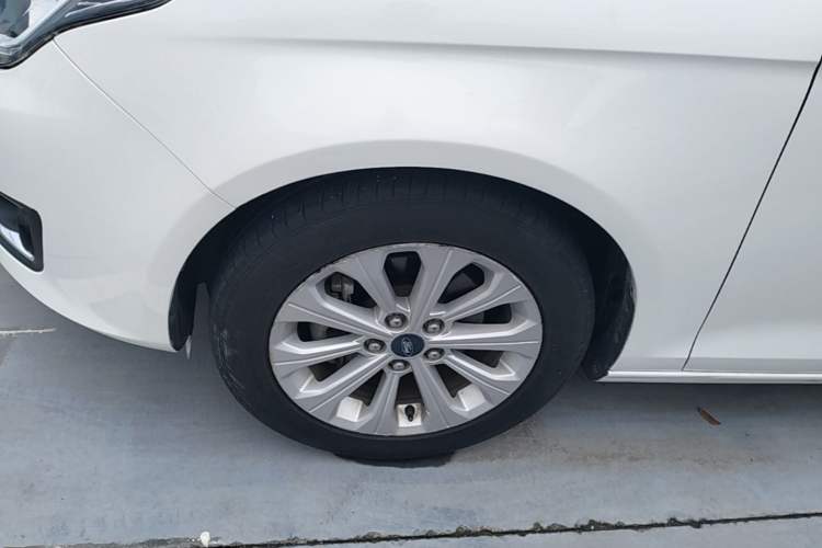 Used Ford Escort 2015 1.5L Automatic Fashion Model Left Front Wheel Hub