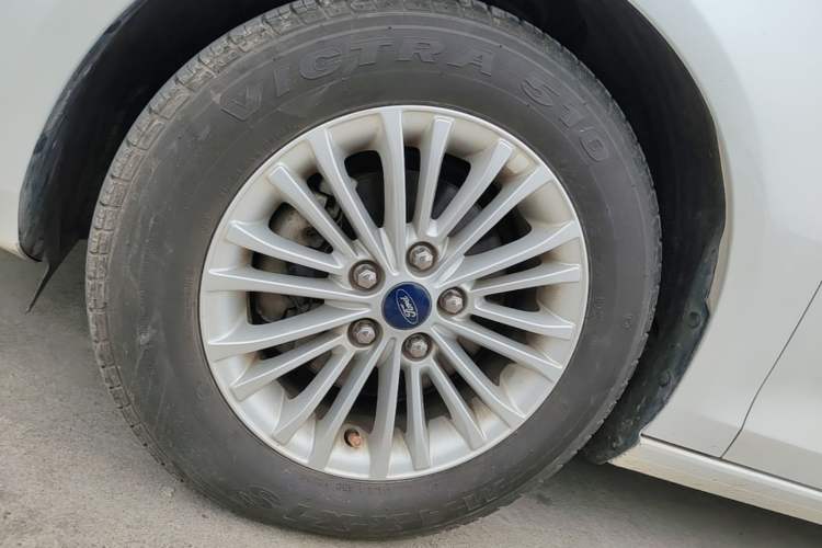 Used Ford Escort 2015 1.5L Manual Comfort Model Left Front Wheel Hub