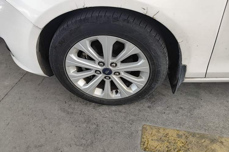 Used Ford Escort 2015 1.5L Automatic Fashion Model Left Front Wheel Hub