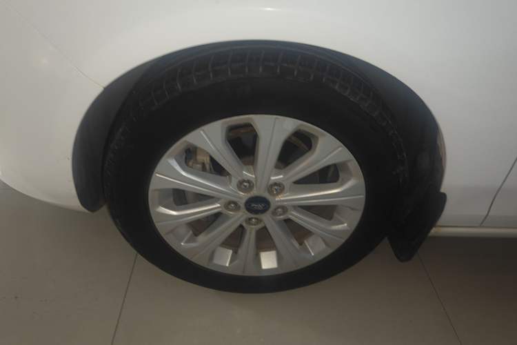 Used Ford Escort 2015 1.5L Automatic Fashion Model Left Front Wheel Hub