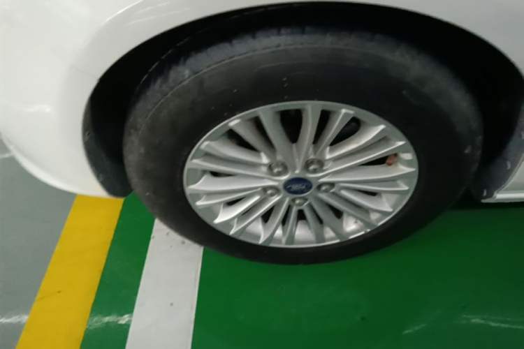Used Ford Escort 2015 1.5L Manual Comfort Model Left Front Wheel Hub