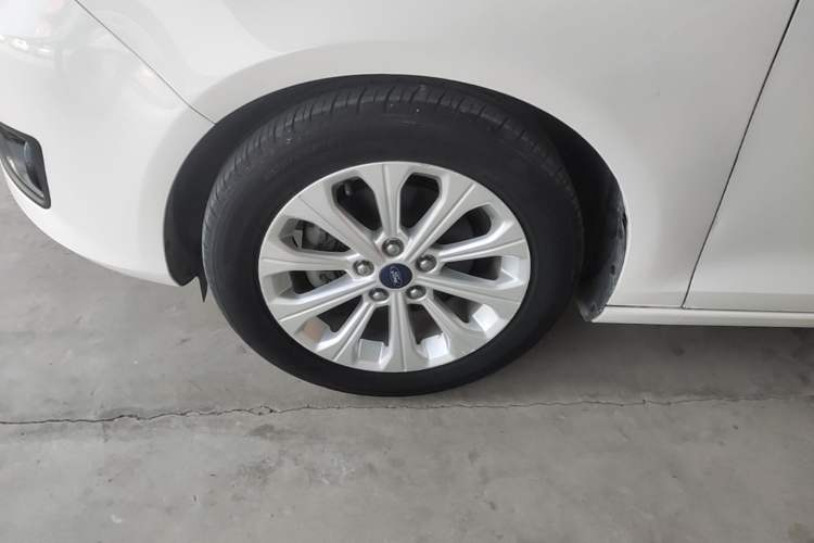 Used Ford Escort 2015 1.5L Manual Comfort Model Left Front Wheel Hub