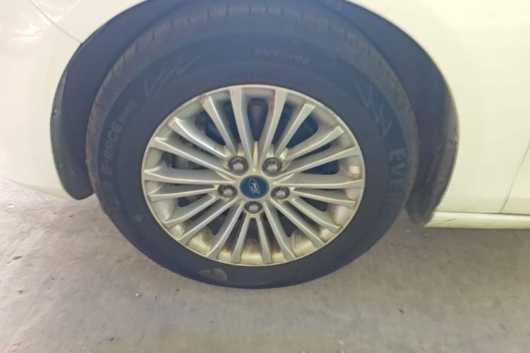 Used Ford Escort 2015 1.5L Manual Comfort Model Left Front Wheel Hub