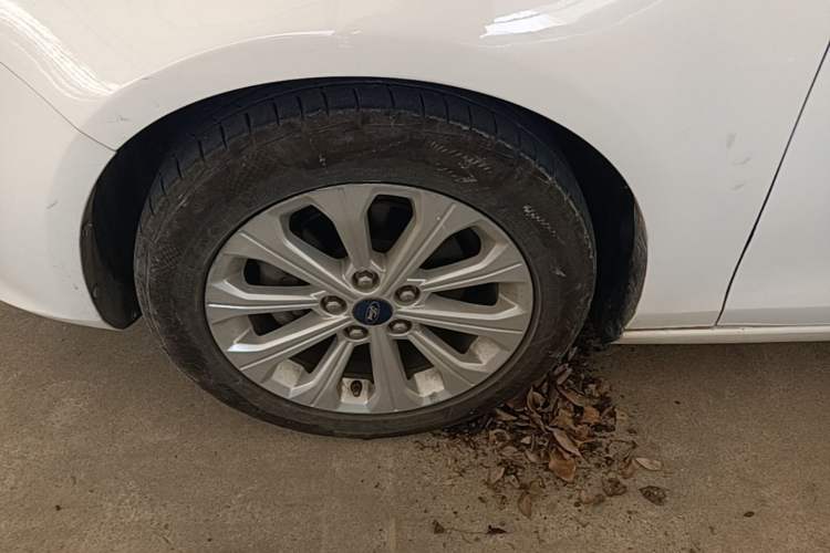 Used Ford Escort 2015 1.5L Automatic Fashion Model Left Front Wheel Hub