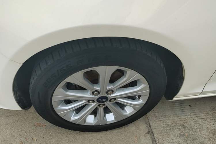 Used Ford Escort 2015 1.5L Automatic Fashion Model Left Front Wheel Hub