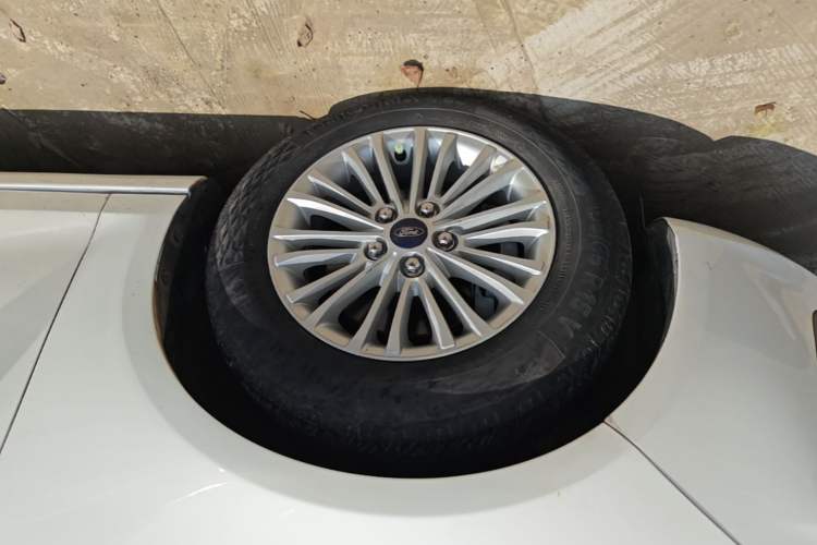 Used Ford Escort 2015 1.5L Manual Comfort Model Left Front Wheel Hub