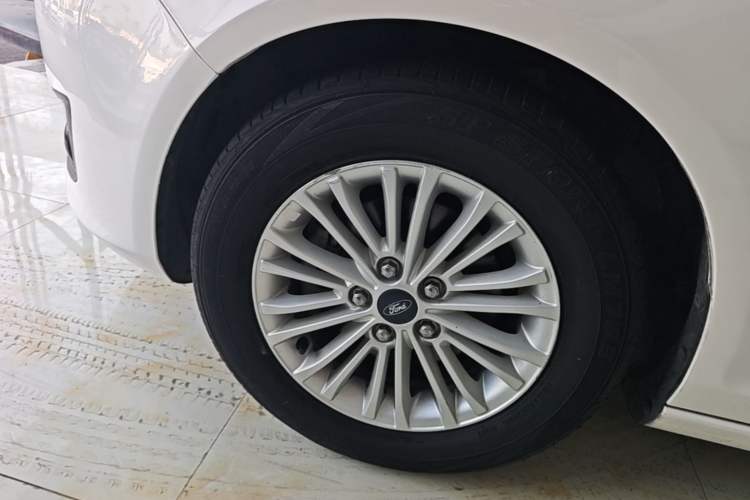 Used Ford Escort 2015 1.5L Manual Comfort Model Left Front Wheel Hub