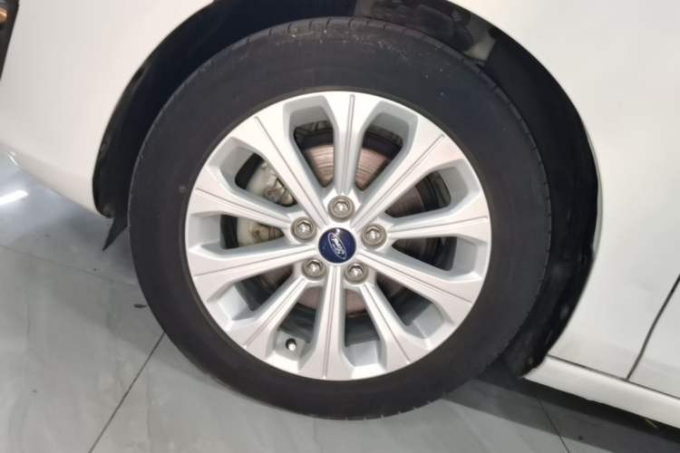 Used Ford Escort 2015 1.5L Automatic Fashion Model Left Front Wheel Hub