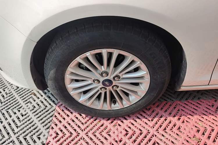 Used Ford Escort 2015 1.5L Manual Comfort Model Left Front Wheel Hub