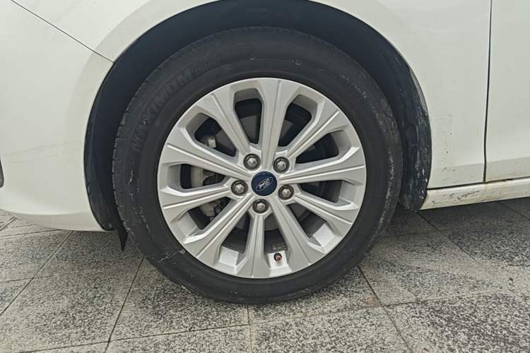 Used Ford Escort 2015 1.5L Automatic Fashion Model Left Front Wheel Hub