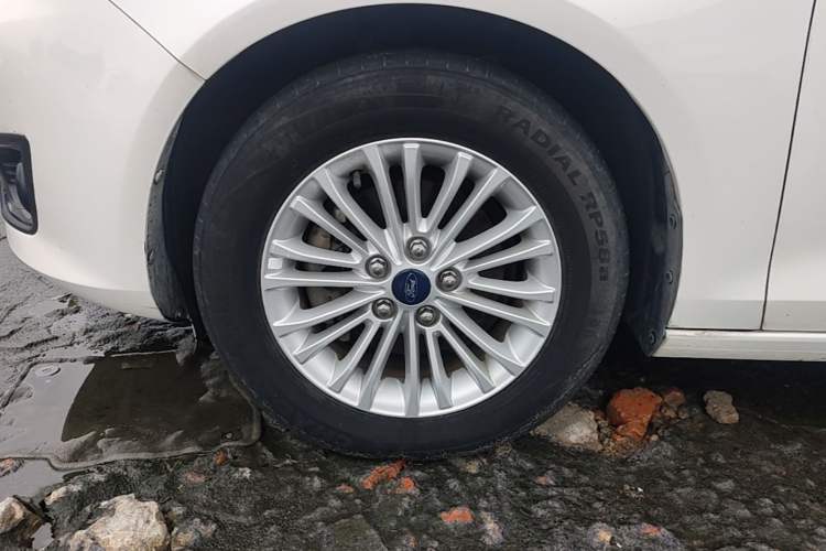 Used Ford Escort 2015 1.5L Manual Comfort Model Left Front Wheel Hub