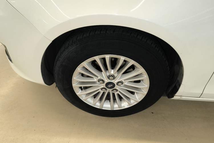 Used Ford Escort 2015 1.5L Automatic Comfort Edition Left Front Wheel Hub