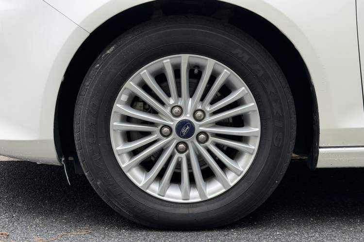 Used Ford Escort 2015 1.5L Manual Comfort Model Left Front Wheel Hub