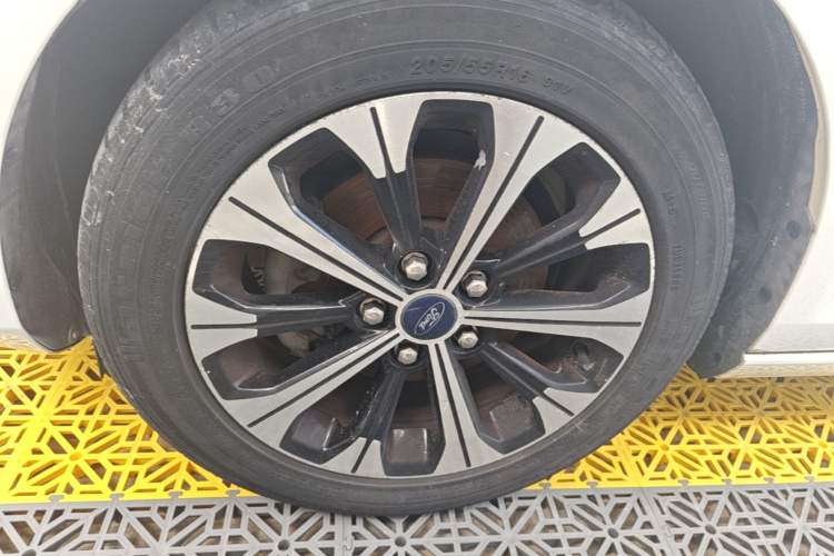 Used Ford Escort 2015 1.5L Automatic Fashion Model Left Front Wheel Hub