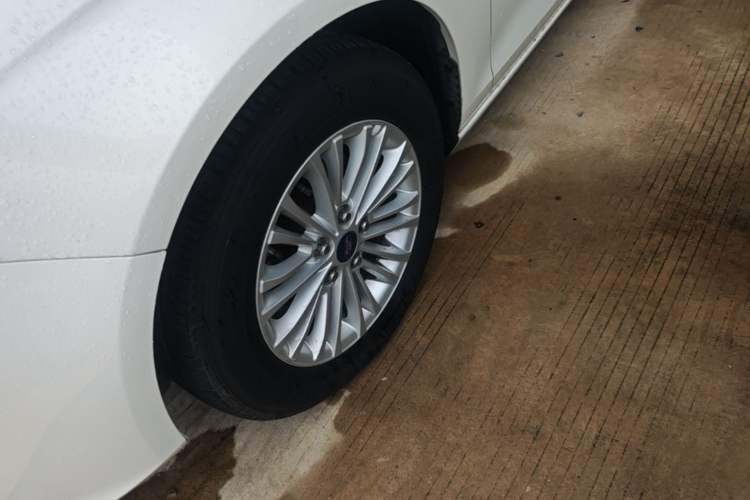 Used Ford Escort 2015 1.5L Automatic Comfort Edition Left Front Wheel Hub