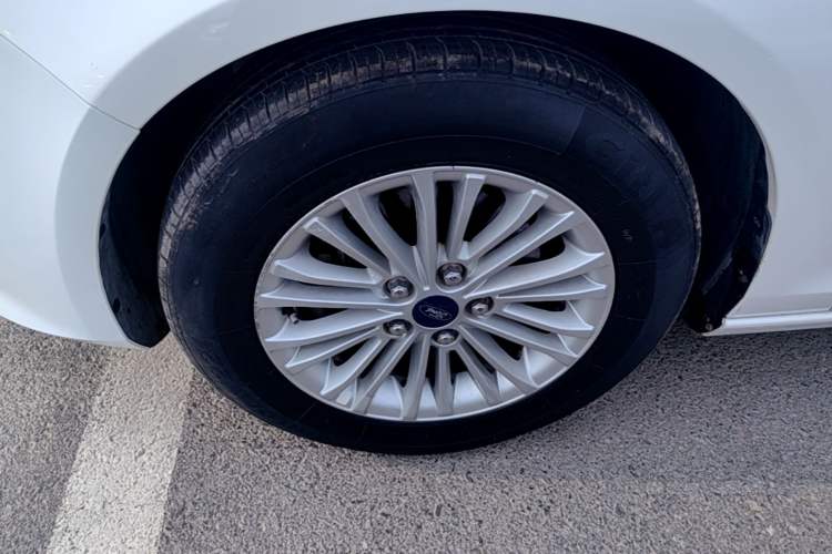 Used Ford Escort 2015 1.5L Manual Comfort Model Left Front Wheel Hub
