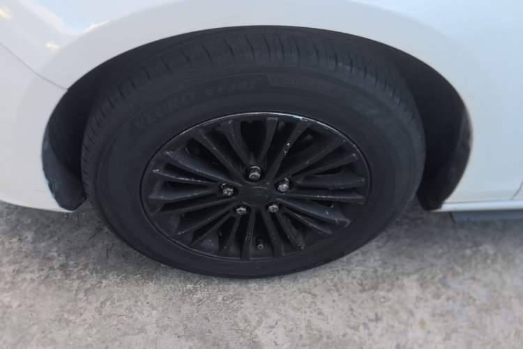 Used Ford Escort 2015 1.5L Manual Comfort Model Left Front Wheel Hub