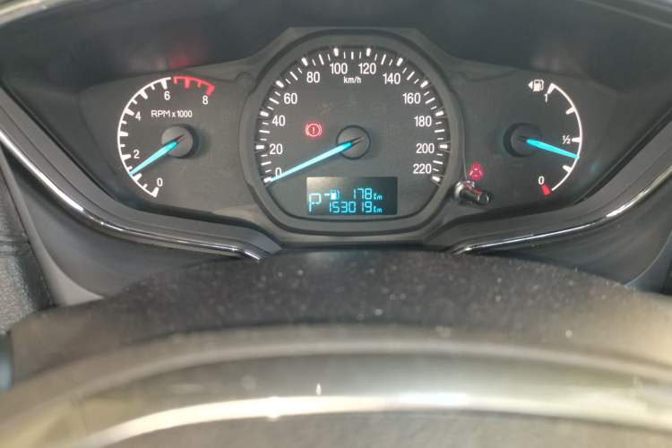 Used Ford Escort 2015 1.5L Automatic Fashion Model Odometer Close Up