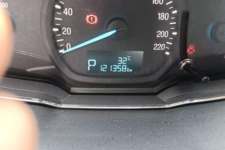 Used Ford Escort 2015 1.5L Automatic Fashion Model Odometer Close Up
