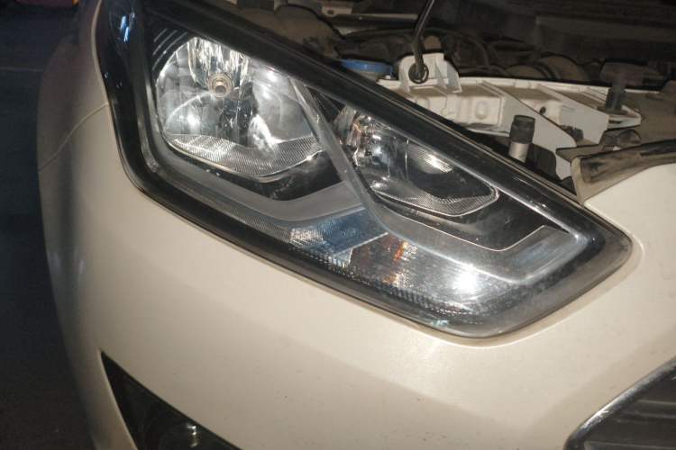 Used Ford Escort 2015 1.5L Automatic Fashion Model Right Front Headlight