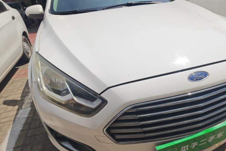 Used Ford Escort 2015 1.5L Manual Fashion Edition Right Front Headlight