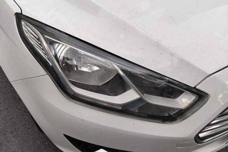 Used Ford Escort 2015 1.5L Automatic Fashion Model Right Front Headlight