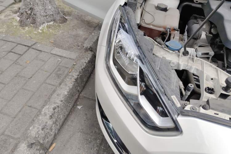 Used Ford Escort 2015 1.5L Automatic Fashion Model Right Front Headlight
