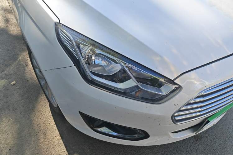 Used Ford Escort 2015 1.5L Automatic Fashion Model Right Front Headlight