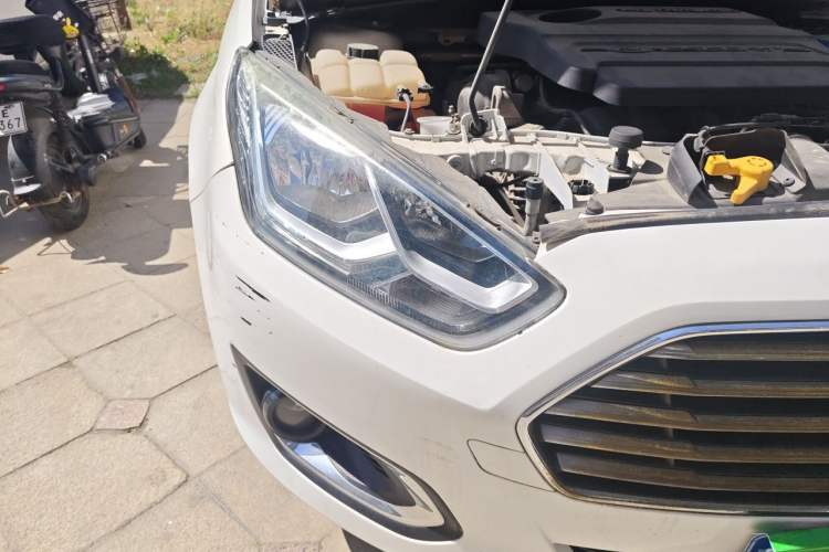 Used Ford Escort 2015 1.5L Automatic Fashion Model Right Front Headlight