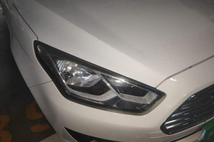Used Ford Escort 2015 1.5L Automatic Comfort Edition Right Front Headlight