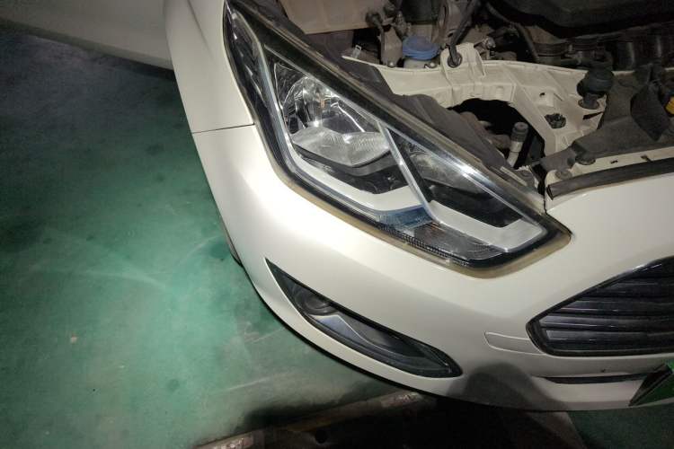 Used Ford Escort 2015 1.5L Automatic Fashion Model Right Front Headlight
