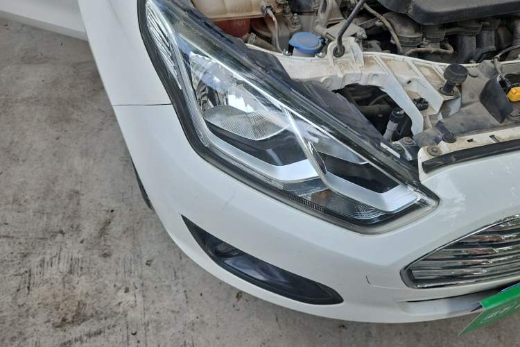 Used Ford Escort 2015 1.5L Automatic Comfort Edition Right Front Headlight