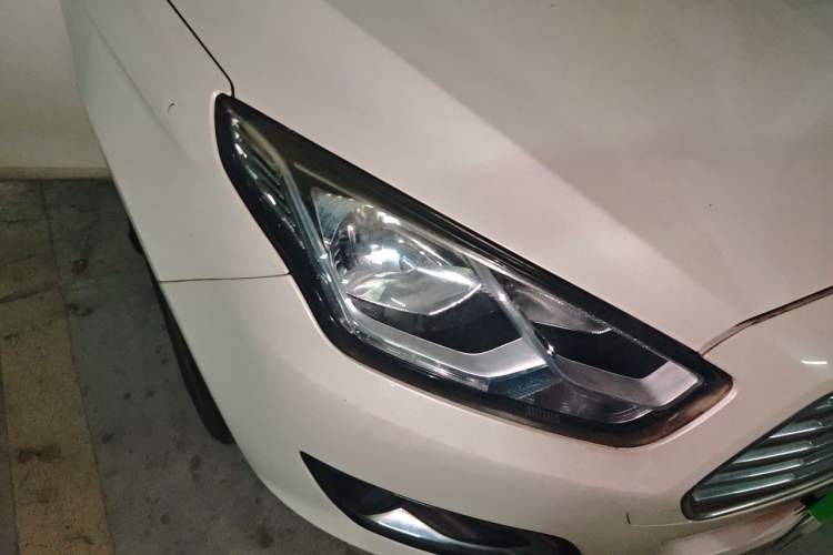 Used Ford Escort 2015 1.5L Automatic Fashion Model Right Front Headlight