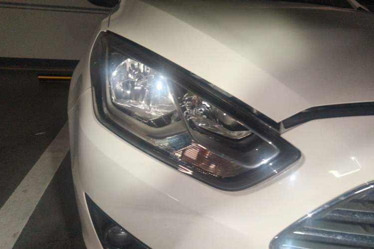 Used Ford Escort 2015 1.5L Automatic Fashion Model Right Front Headlight