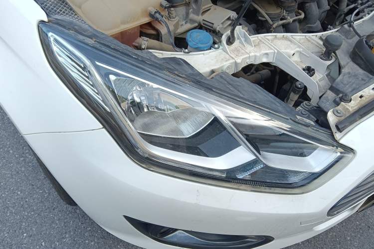 Used Ford Escort 2015 1.5L Automatic Fashion Model Right Front Headlight