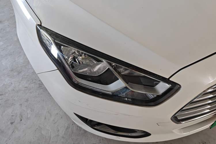 Used Ford Escort 2015 1.5L Automatic Fashion Model Right Front Headlight