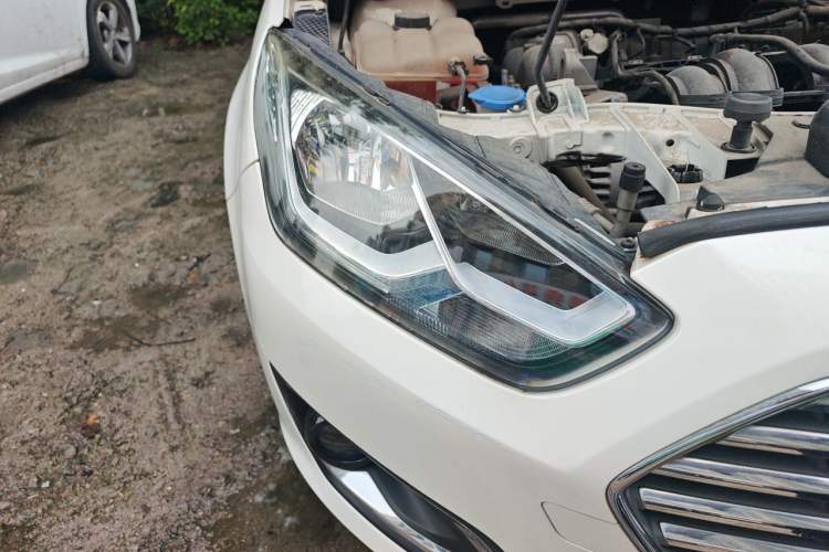 Used Ford Escort 2015 1.5L Manual Fashion Edition Right Front Headlight