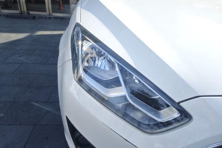 Used Ford Escort 2015 1.5L Automatic Fashion Model Right Front Headlight