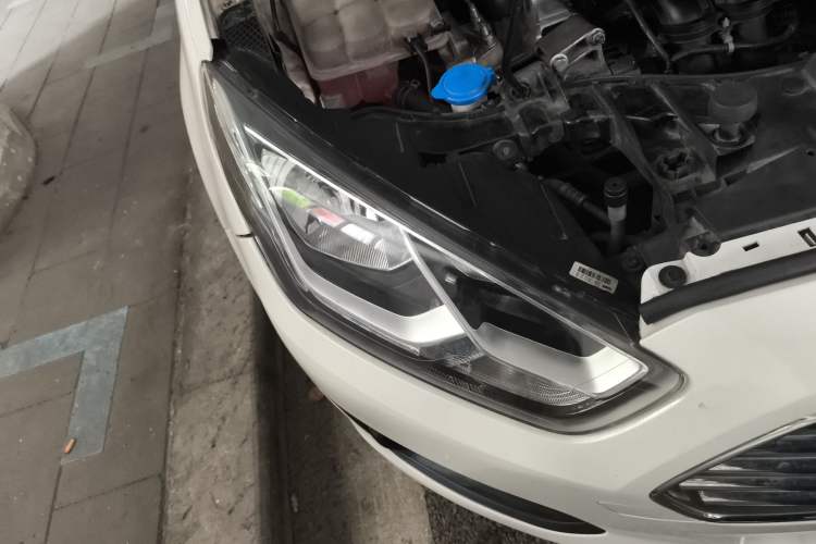 Used Ford Escort 2015 1.5L Automatic Comfort Edition Right Front Headlight