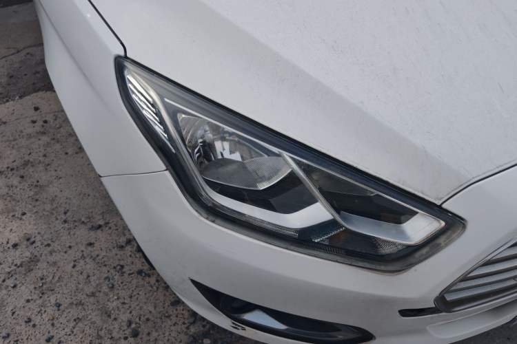 Used Ford Escort 2015 1.5L Automatic Fashion Model Right Front Headlight