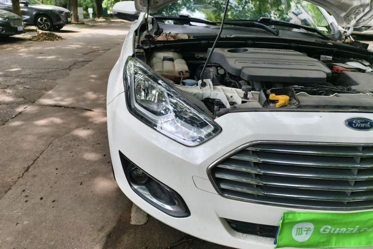 Used Ford Escort 2015 1.5L Automatic Fashion Model Right Front Headlight