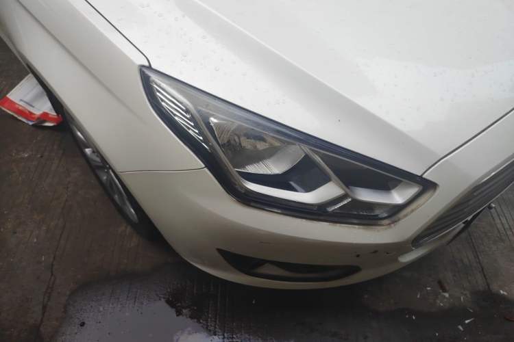 Used Ford Escort 2015 1.5L Automatic Fashion Model Right Front Headlight